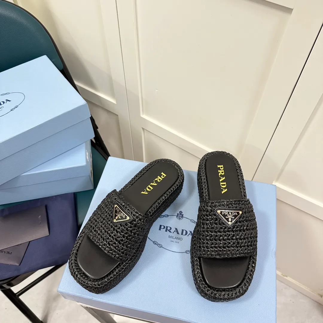 👟👟Ex-factory price p420👟👟 Prada’s new woven shoes and straw slippers! This year's popular straw series, lazy people's must-have slippers, look so good on your feet! ●Material: original uniform grass weave ●Inner padding: sheepskin lining ●Outsole: rubber outsole ●Number of yards: 35～40 (40 41 customized)